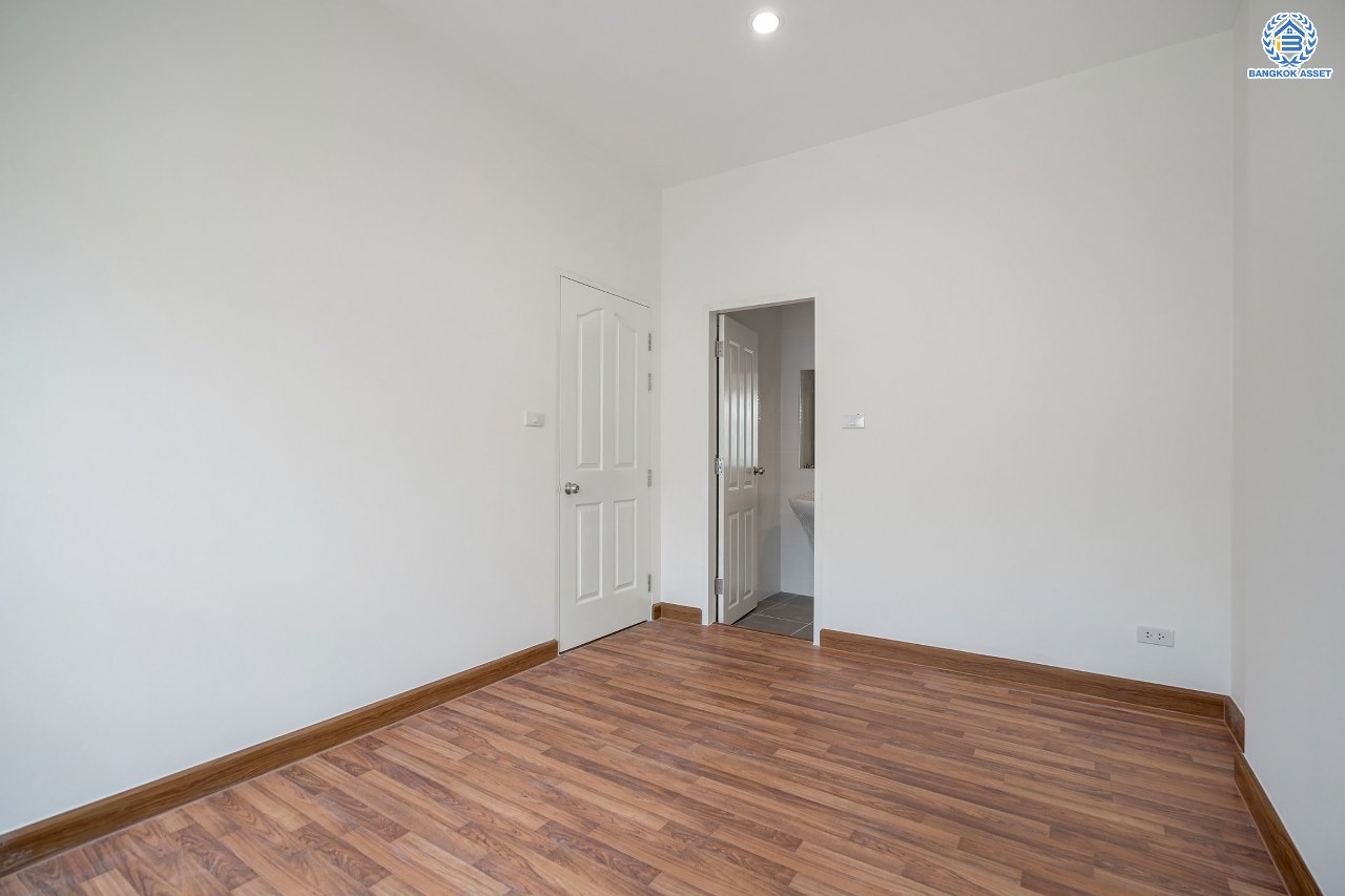 บ้านมือสองตกแต่งใหม่ โครงการ บ้านกลางเมืองสวิสทาวน์ เกษตร-นวมินทร์ แบรนด์ AP เนื้อที่ 20 ตร.ว. ฟังก์ชัน 3 ห้องนอน 3 ห้องน้ำ จอดรถได้ 2 คัน สภาพแวดล้อมเยี่ยม เชื่อมต่อ ถ.พหลโยธิน, ถ.เกษตร-นวมินทร์ ใกล้ ม.เกษตร, รถไฟฟ้าสายสีเขียว "สถานีมหาวิทยาลัยเกษตรศาสตร์" และทางด่วน "รามอินทรา-อาจณรงค์"